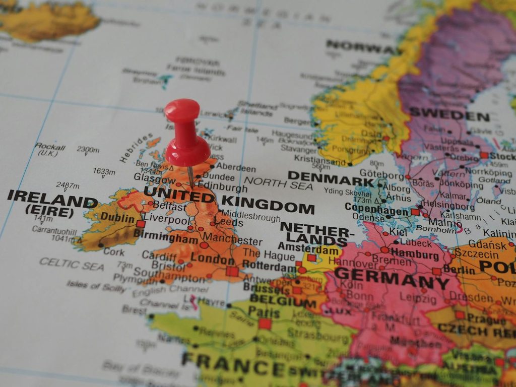 A red pin is placed on a map of europe